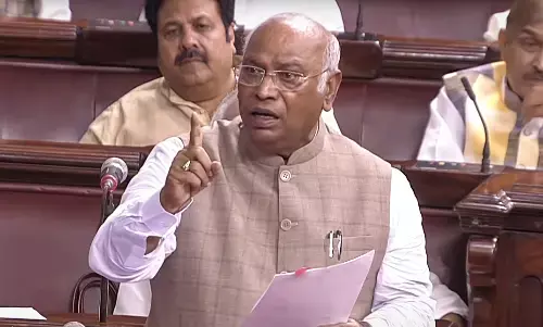 विपक्ष ने कहा- मणिपुर जल रहा है, सरकार चर्चा को तैयार, हंगामे के बाद संसद शुक्रवार 11 बजे तक स्थगित विपक्ष ने कहा- मणिपुर जल रहा है, सरकार चर्चा को तैयार, हंगामे के बाद संसद शुक्रवार 11 बजे तक स्थगित