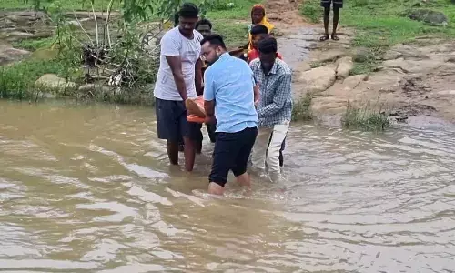 ग्रामीणों ने जान जोखिम में डालकर मरीज को नदी पार कराया, नदी में बाढ़ होने से गांव तक नहीं पहुंच पाई एंबुलेंस, ग्रामीणों ने जताया आक्रोश ग्रामीणों ने जान जोखिम में डालकर मरीज को नदी पार कराया, नदी में बाढ़ होने से गांव तक नहीं पहुंच पाई एंबुलेंस, ग्रामीणों ने जताया आक्रोश