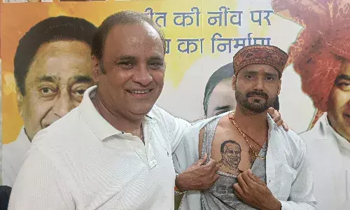 मप्र में कांग्रेस कार्यकर्ता ने सीने पर बनवाया अरुण यादव का टैटू मप्र में कांग्रेस कार्यकर्ता ने सीने पर बनवाया अरुण यादव का टैटू