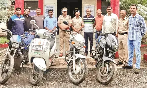 दोपहिया से कच्ची शराब की ढुलाई करतेे चार आरोपी गिरफ्तार दोपहिया से कच्ची शराब की ढुलाई करतेे चार आरोपी गिरफ्तार