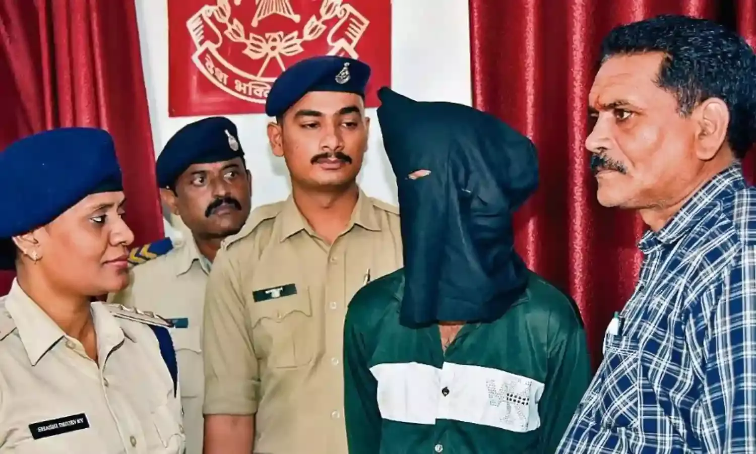 दाे आराेपियों को जीआरपी ने पकड़कर उनसे चुराए गए जेवरात जब्त किए