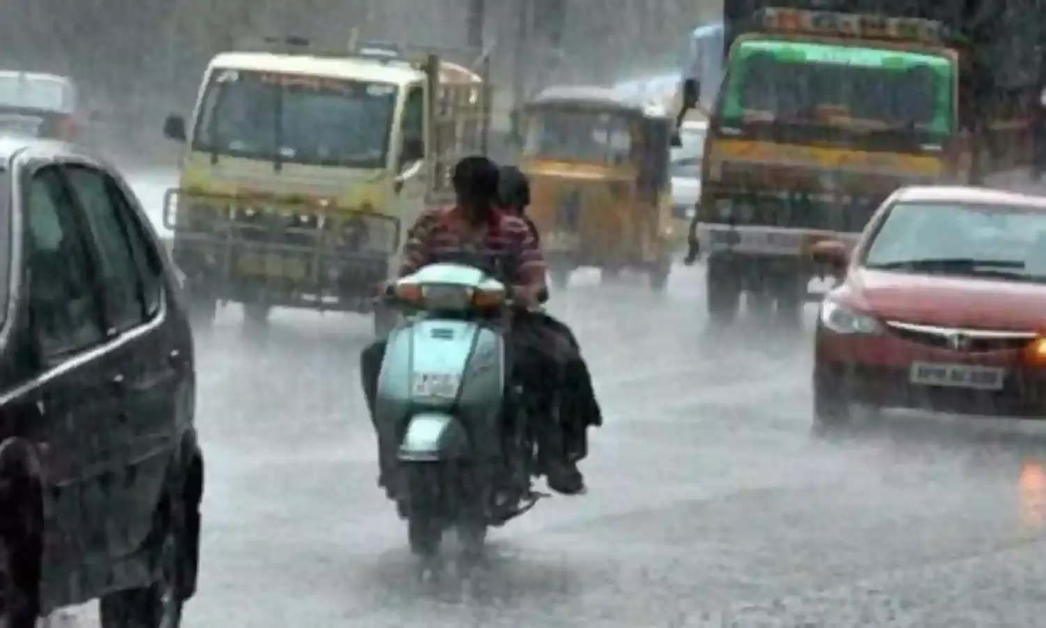 तेलंगाना में भारी बारिश से सामान्य जनजीवन अस्त-व्यस्त