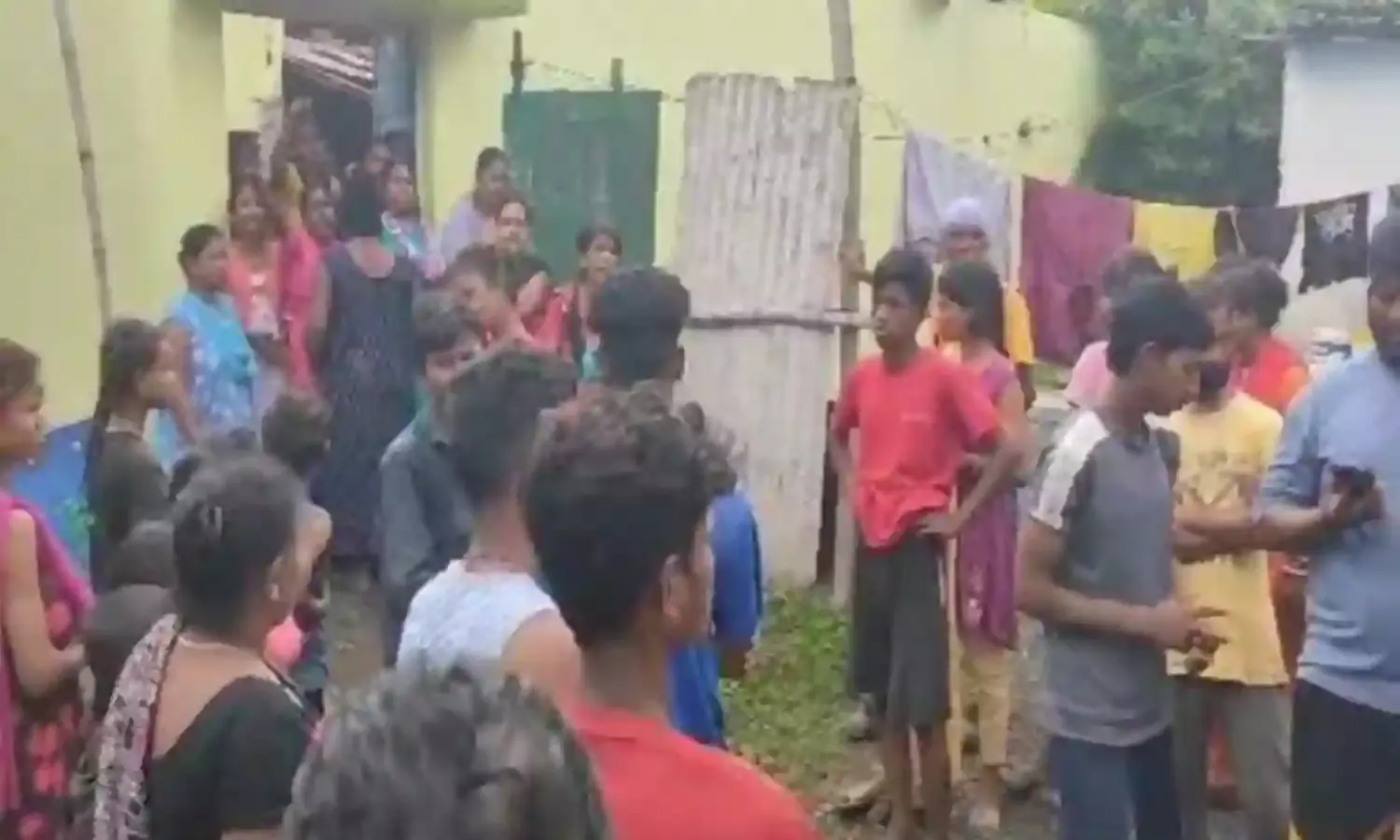 जमशेदपुर में छात्रा की खुदकुशी को लेकर भड़का जनाक्रोश, पिता बोले- छेड़खानी से तंग आकर दी जान