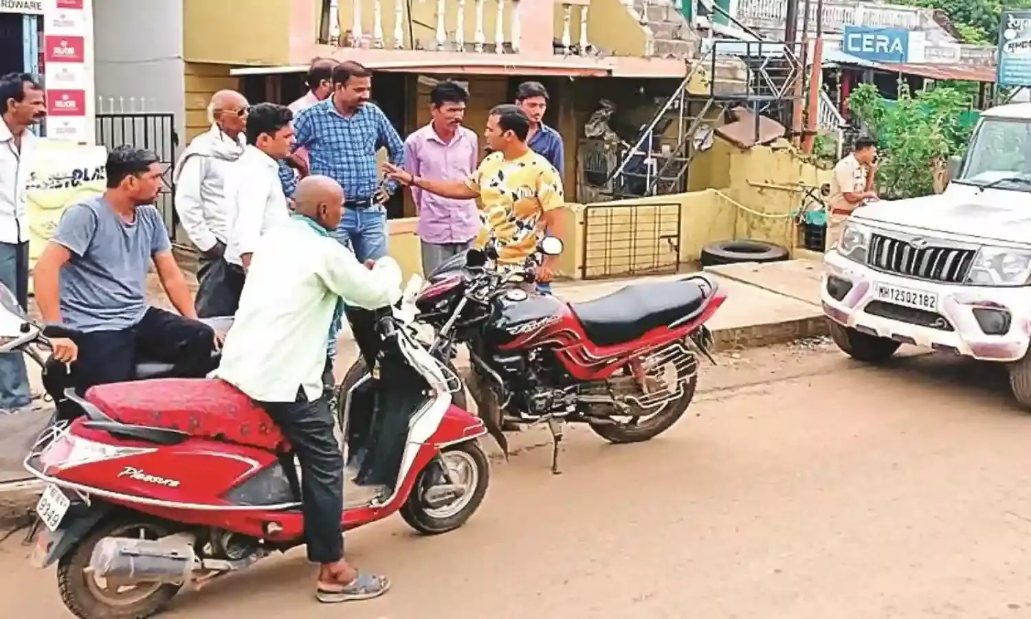 बंदूक लहराते आए बदमाशों ने दुकानों के तोड़े शटर