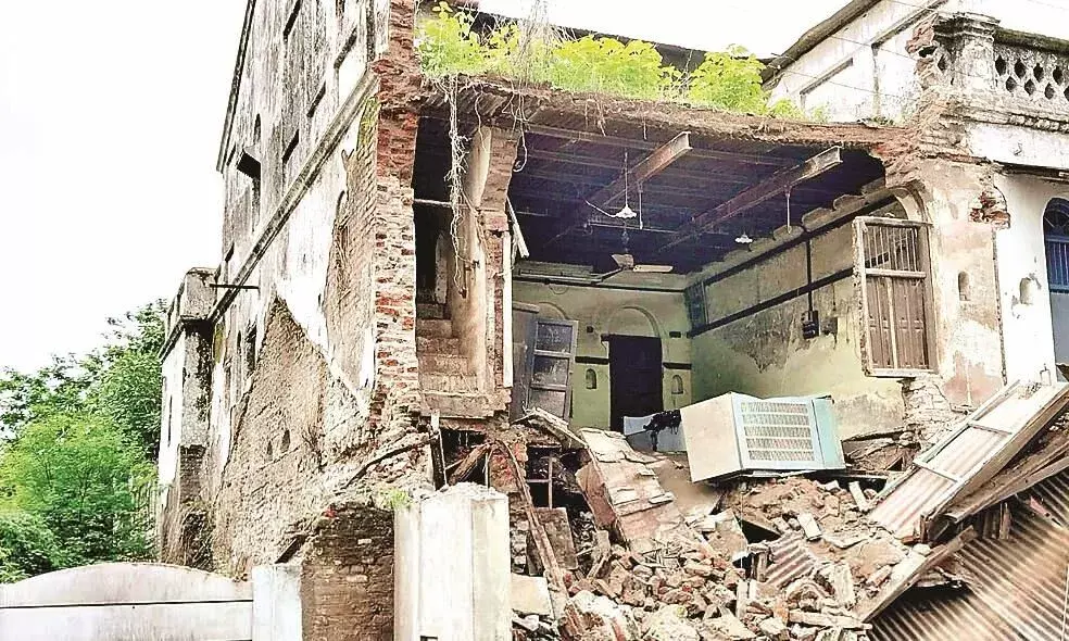 पुलगांव में ढही दो मंजिला जर्जर इमारत, जनहानि नहीं