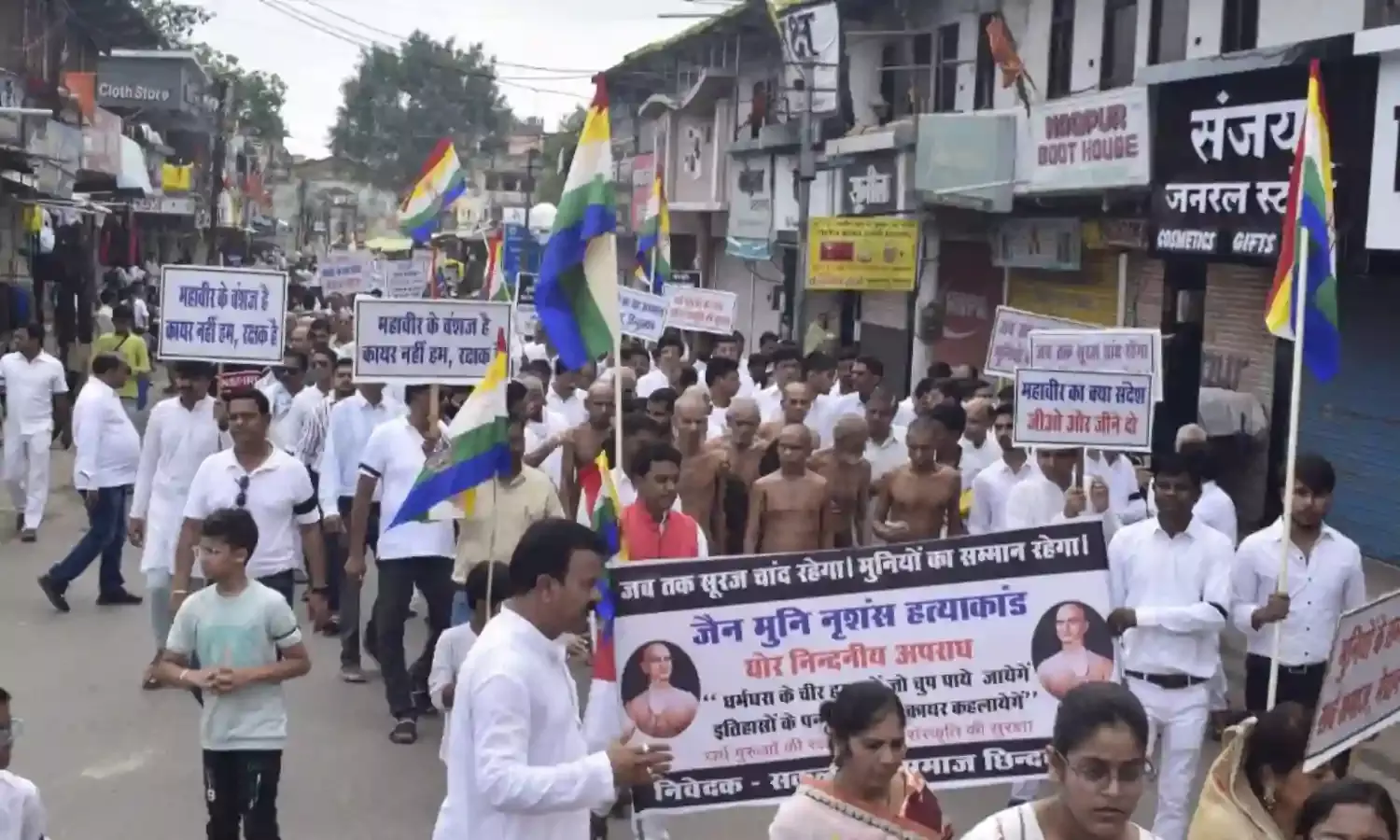 मौन रैली से जताया मुनिश्री की हत्या का विरोध, जिला मुख्यालय सहित जिलेभर में सौंपा गया ज्ञापन