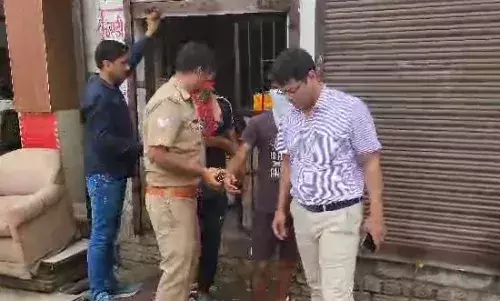 आबकारी विभाग ने सोडा मिलाकर बेची जा रही बियर पकड़ी, दो लोगों को कस्टडी में लिया, दुकान सील