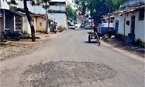 डेढ़ माह पहले 1 करोड़ से बनी सड़क धंसकने लगी