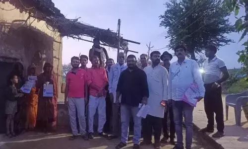 ब्लाक कांग्रेस अध्यक्ष ने भरवाये नारी सम्मान योजना के फार्म