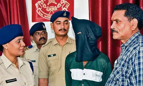 दाे आराेपियों को जीआरपी ने पकड़कर उनसे चुराए गए जेवरात जब्त किए