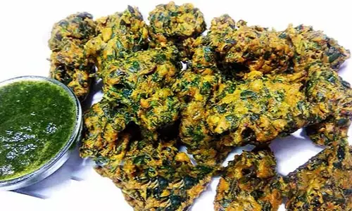 बारिश के दिनों में शाम के नाश्ते में खाएं पालक के टेस्टी और कुरकुरे पकौड़े, बनाएं इस आसान रेसिपी के साथ