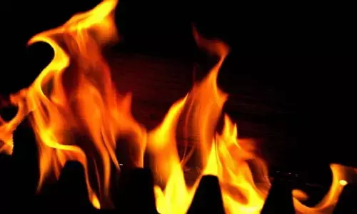 बाल-बाल बचे पति-पत्नी, चलते स्कूटर में लगी आग