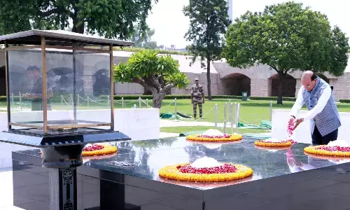 यमुना बाढ़ के बाद बापू की प्रतिष्ठित राजघाट समाधि से पानी हटाया गया : एलजी सक्सेना यमुना बाढ़ के बाद बापू की प्रतिष्ठित राजघाट समाधि से पानी हटाया गया : एलजी सक्सेना