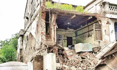 पुलगांव में ढही दो मंजिला जर्जर इमारत, जनहानि नहीं