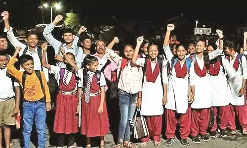समय पर बस नहीं आने से विद्यार्थियों ने किया घेराव