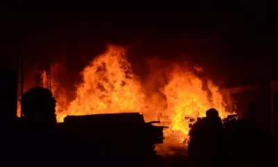 बंगाल के हावड़ा में गारमेंट्स हब में लगी आग, कोई हताहत नहीं बंगाल के हावड़ा में गारमेंट्स हब में लगी आग, कोई हताहत नहीं