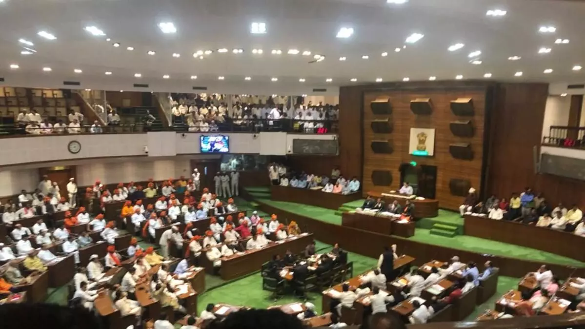 मणिपुर में महिला के साथ बदसलूकी का मामला, विधानमंडल के दोनों सदनों में विपक्ष का हंगामा मणिपुर में महिला के साथ बदसलूकी का मामला, विधानमंडल के दोनों सदनों में विपक्ष का हंगामा