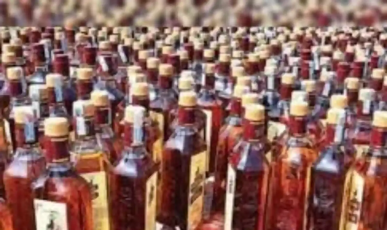 मध्यप्रदेश सीमा पर चलनेवाले 11 शराब अड्‌डों पर छापे,  शराब की गई नष्ट