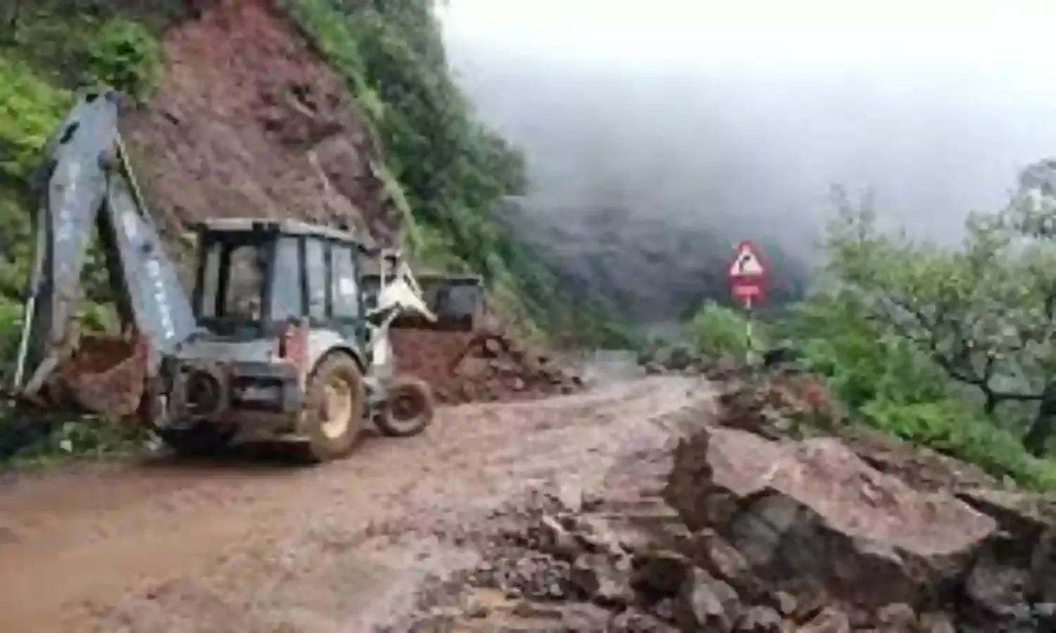 महाबलेश्वर में घावरी- एरणे रोड पर भूस्खलन