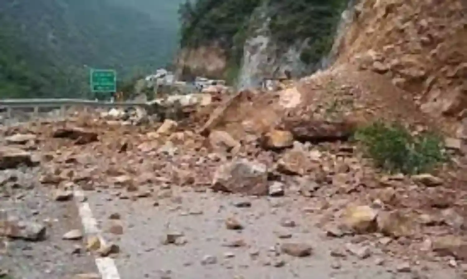 राजगढ़ किले की ओर जानेवाली सड़क पर भूस्खलन