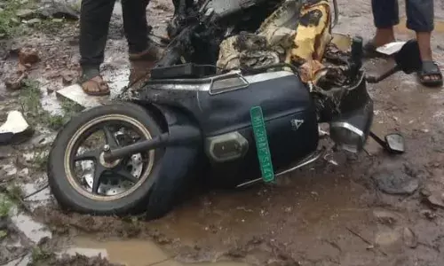 इलेक्ट्रानिक स्कूटी में आग लगने से घर में रखी सामग्री जलकर राख