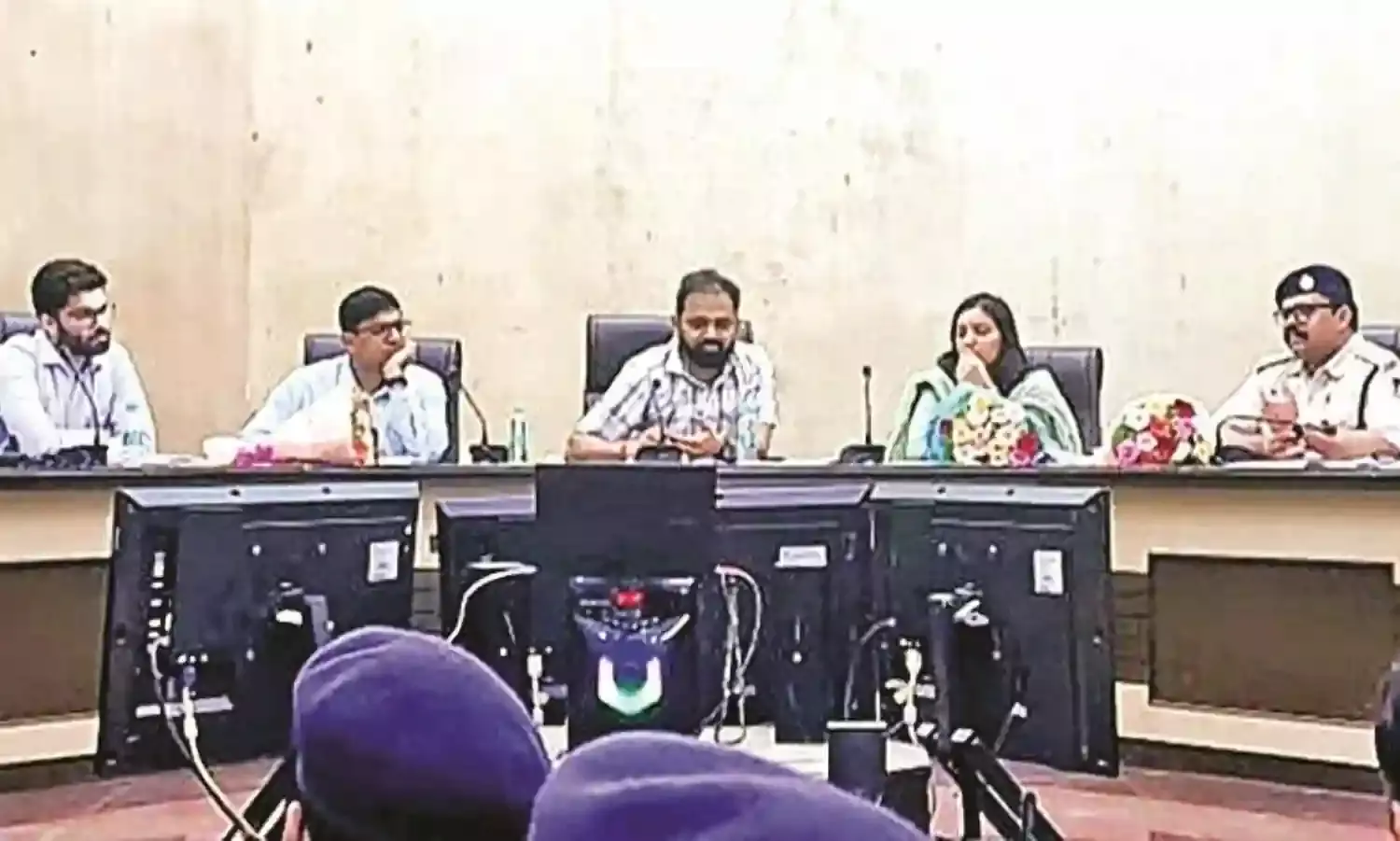 मप्र चुनाव को लेकर बढ़ी संजीदगी, गड़बड़ी रोकने के लिए सीमावर्ती इलाकों में पदस्थ अधिकारियों की हुई बैठक