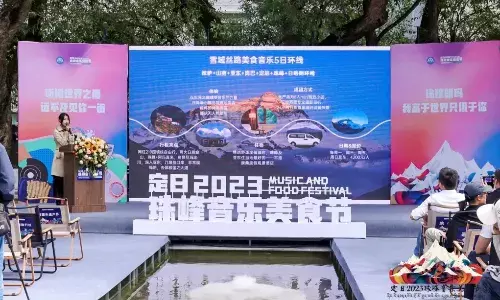 गर्मियों में बर्फ से ढके पहाड़ों की तलहटी में नए अनुभव का आनंद