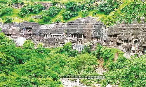 अजंता की गुफाओं में शिल्पकला का सौंदर्य अजंता की गुफाओं में शिल्पकला का सौंदर्य