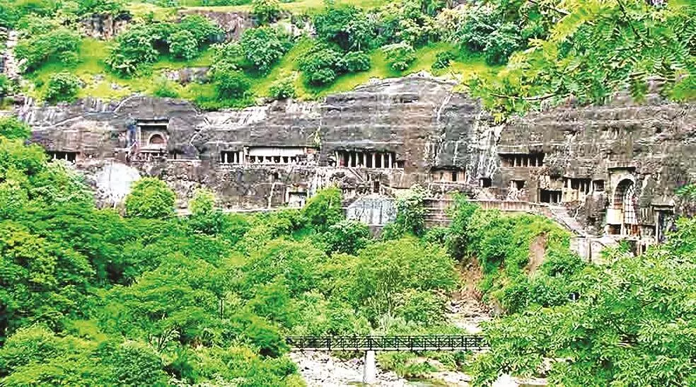 अजंता की गुफाओं में शिल्पकला का सौंदर्य अजंता की गुफाओं में शिल्पकला का सौंदर्य