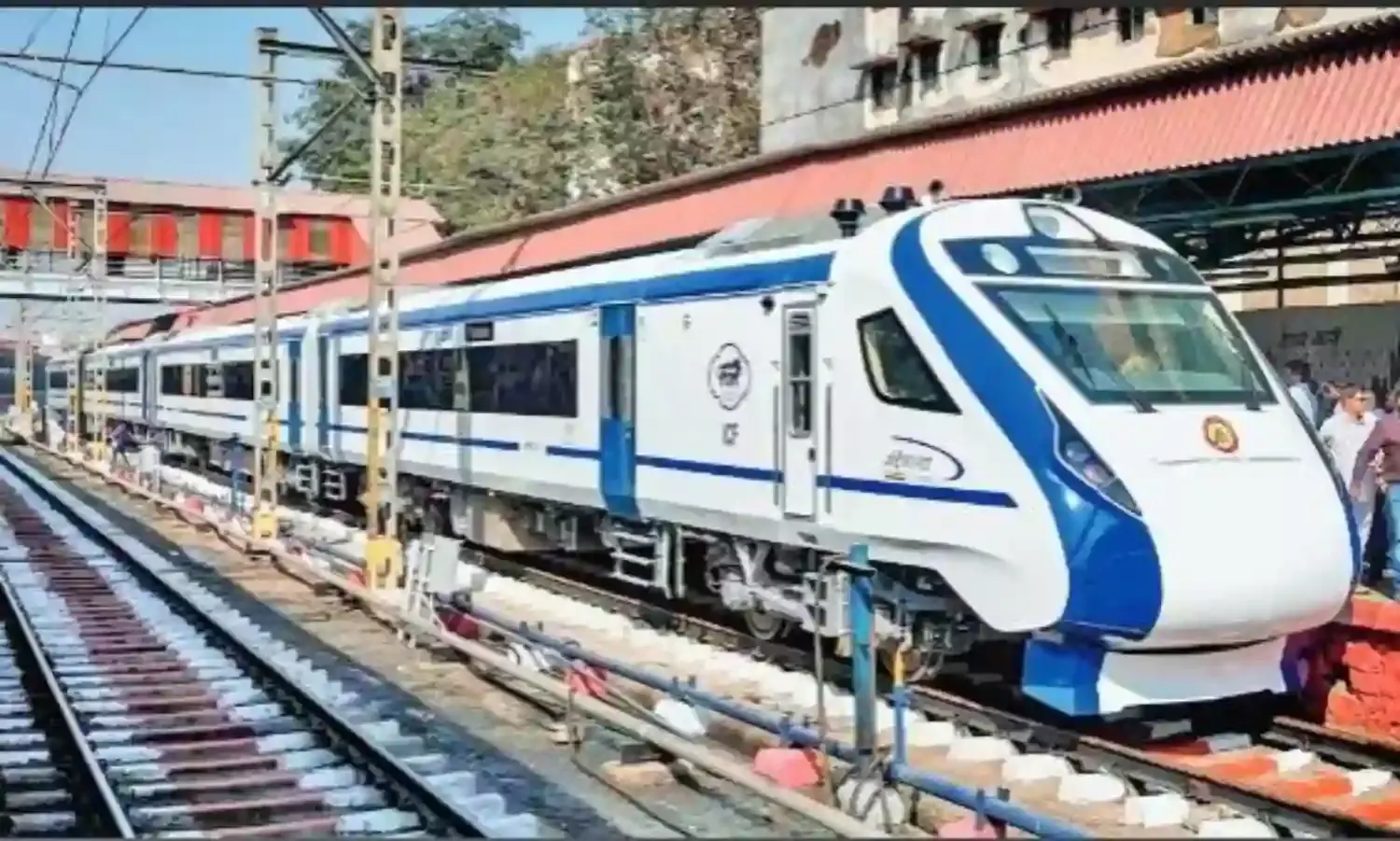 वंदे भारत ट्रेन का किराया कम होने के साथ ही रूट में भी होना चाहिए बदलाव