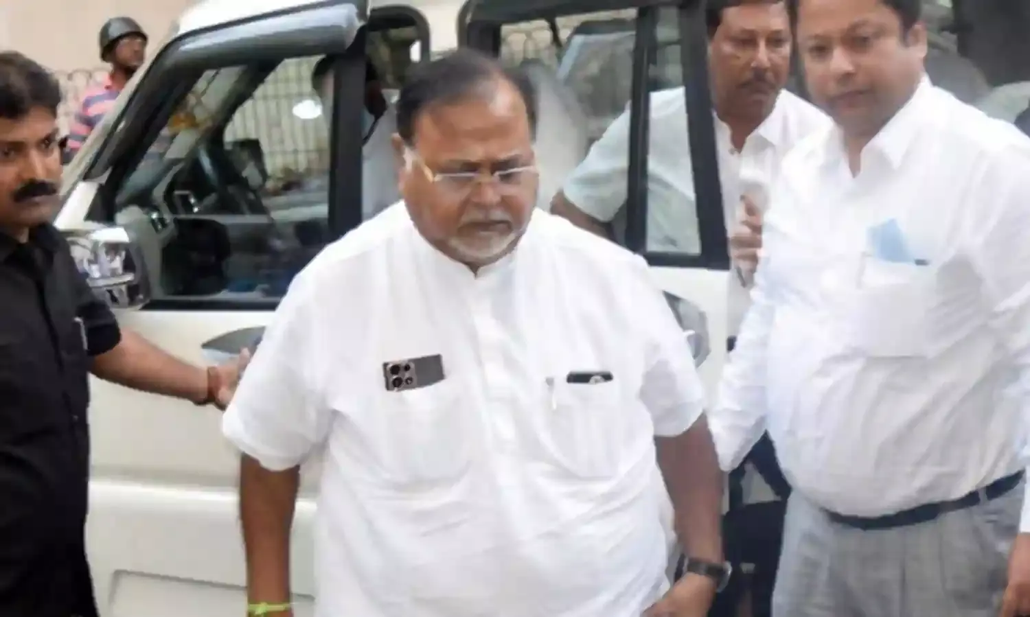पार्थ चटर्जी ने अपने मामले में चुप रहने के लिए मानवाधिकार कार्यकर्ताओं की आलोचना की