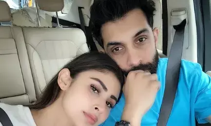 9 दिनों तक अस्पताल में रहने के बाद घर लौटीं मौनी रॉय 9 दिनों तक अस्पताल में रहने के बाद घर लौटीं मौनी रॉय