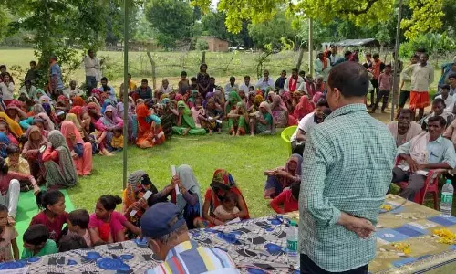 सरबंशी में कांग्रेस नेता ने लगाई चौपाल, बताई कमलनाथ की सौगातें सरबंशी में कांग्रेस नेता ने लगाई चौपाल, बताई कमलनाथ की सौगातें