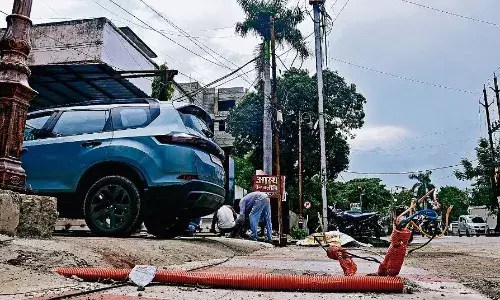 स्मार्ट सिटी की लापरवाही : शहीद स्मारक से मालवीय चौक सड़क का मामला