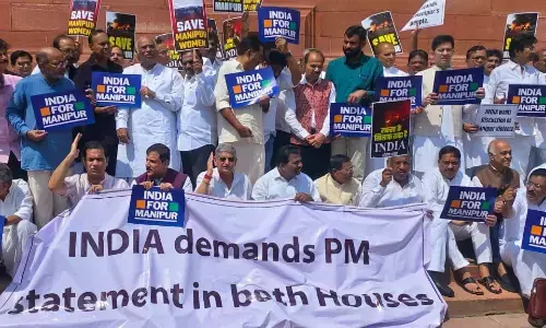 संसद में गतिरोध खत्म करने के लिए राजनाथ ने खड़गे से की बात, मणिपुर पर पीएम के बयान पर अड़ा विपक्ष