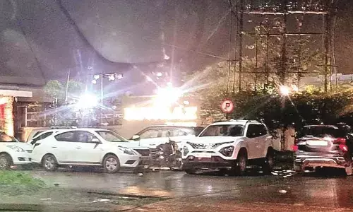 क्रिकेट बुकी बोमा की जन्मदिन पार्टी पर पुलिस ने मारा छापा, 28 गिरफ्तार क्रिकेट बुकी बोमा की जन्मदिन पार्टी पर पुलिस ने मारा छापा, 28 गिरफ्तार