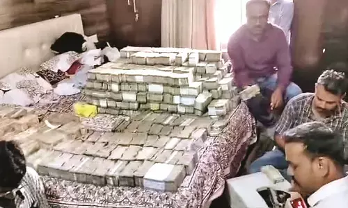 1000 करोड़ का फर्जी गेमिंग एप : 26 कराेड़ का माल जब्त - बैंक में नकदी और सोना-चांदी पुलिस सेफ में रखा जाएगा 1000 करोड़ का फर्जी गेमिंग एप : 26 कराेड़ का माल जब्त - बैंक में नकदी और सोना-चांदी पुलिस सेफ में रखा जाएगा