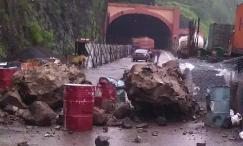 पुणे- मुंबई एक्सप्रेस पर भूस्खलन, ट्रैफिक ठप पुणे- मुंबई एक्सप्रेस पर भूस्खलन, ट्रैफिक ठप