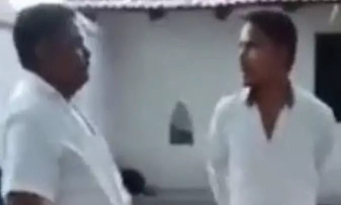 एमपी में युवक की पिटाई, मुंह से जूता उठाने को किया मजबूर एमपी में युवक की पिटाई, मुंह से जूता उठाने को किया मजबूर