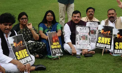 संसद में गांधी प्रतिमा के बाहर धरने पर बैठे संजय सिंह समेत कई सांसद, सिंह के निलंबन का विरोध संसद में गांधी प्रतिमा के बाहर धरने पर बैठे संजय सिंह समेत कई सांसद, सिंह के निलंबन का विरोध