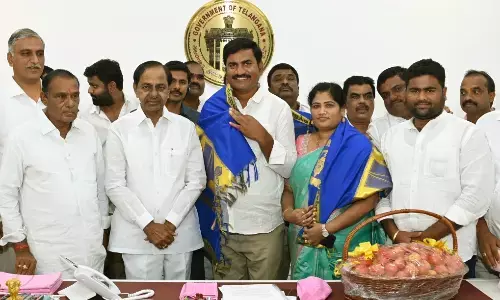 तेलंगाना के किसान ने टमाटर बेचकर कमाए 2 करोड़ रुपये तेलंगाना के किसान ने टमाटर बेचकर कमाए 2 करोड़ रुपये