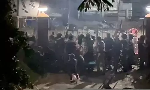 मेघालय के मुख्यमंत्री संगमा के कार्यालय पर भीड़ का हमला, 5 सुरक्षाकर्मी घायल, कर्फ्यू लगा मेघालय के मुख्यमंत्री संगमा के कार्यालय पर भीड़ का हमला, 5 सुरक्षाकर्मी घायल, कर्फ्यू लगा