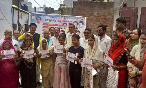 शहर के आगरा मोहल्ला में भरे गए नारी सम्मान योजना के फार्म