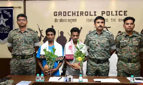 आठ लाख के इनामी दो नक्सलियों ने किया समर्पण