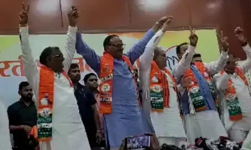 यूपी में भाजपा की सेंधमारी से विपक्षी खेमें में बना दबाव यूपी में भाजपा की सेंधमारी से विपक्षी खेमें में बना दबाव