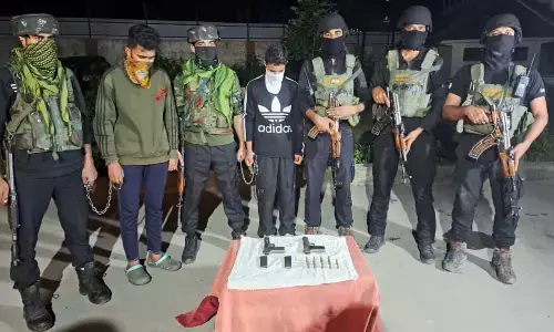 जम्मू-कश्मीर के बारामूला में लश्कर के दो सहयोगी आतंकी गिरफ्तार जम्मू-कश्मीर के बारामूला में लश्कर के दो सहयोगी आतंकी गिरफ्तार