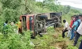 ब्रेक फेल होने से राजुर घाट में गिरी बस , 55 यात्री थे सवार