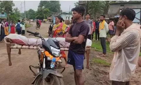 नहीं मिली एम्बुलेंस तो दोपहिया पर खटिया रखकर लाया शव