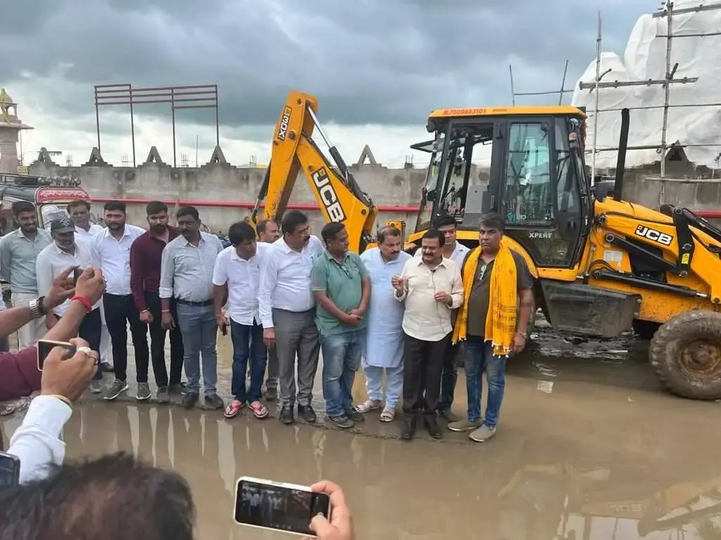 मध्य प्रदेश: भक्तों की परेशानी देख स्वयं के खर्च पर कीचड़ भरे रोड को बनाया चलने लायक, सरकार पर बरसे सज्जन सिंह वर्मा मध्य प्रदेश: भक्तों की परेशानी देख स्वयं के खर्च पर कीचड़ भरे रोड को बनाया चलने लायक, सरकार पर बरसे सज्जन सिंह वर्मा