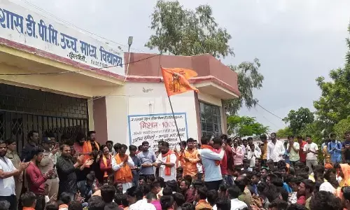 तिलक लगाकर आने पर रोक, हिंदूवादी संगठनों ने लगाया जाम, एसडीएम ने बनाया जांच दल, आज से करेगा जांच तिलक लगाकर आने पर रोक, हिंदूवादी संगठनों ने लगाया जाम, एसडीएम ने बनाया जांच दल, आज से करेगा जांच